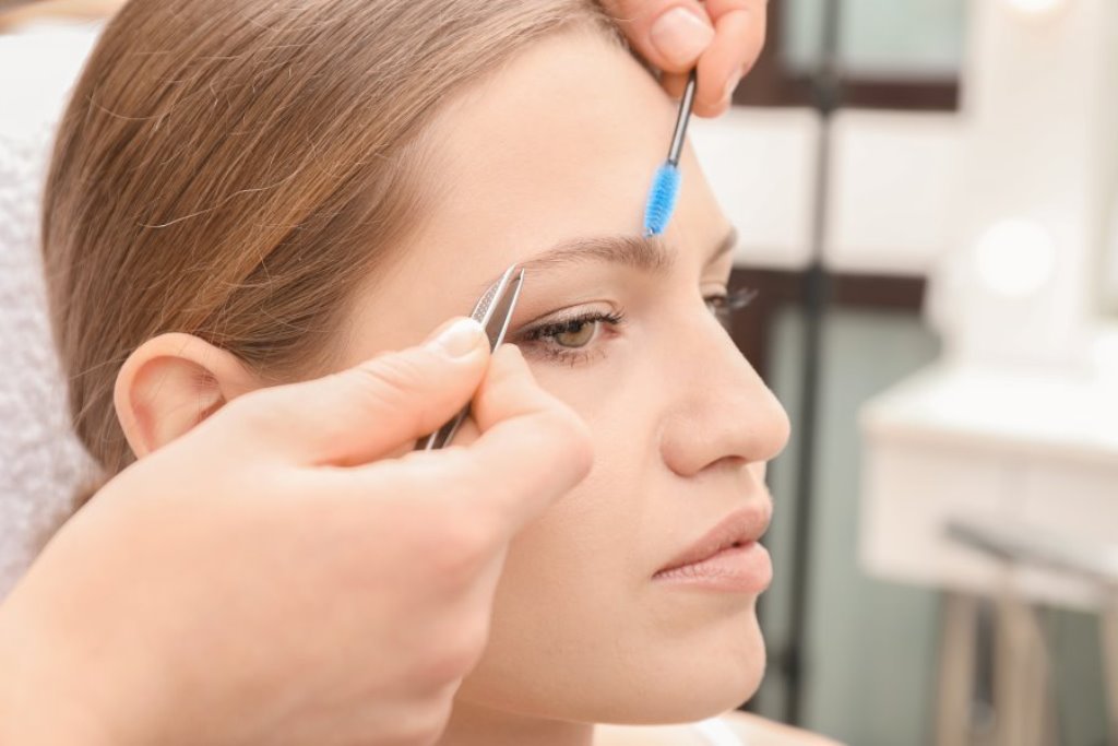 eyebrow design as a gift for Mother's Day